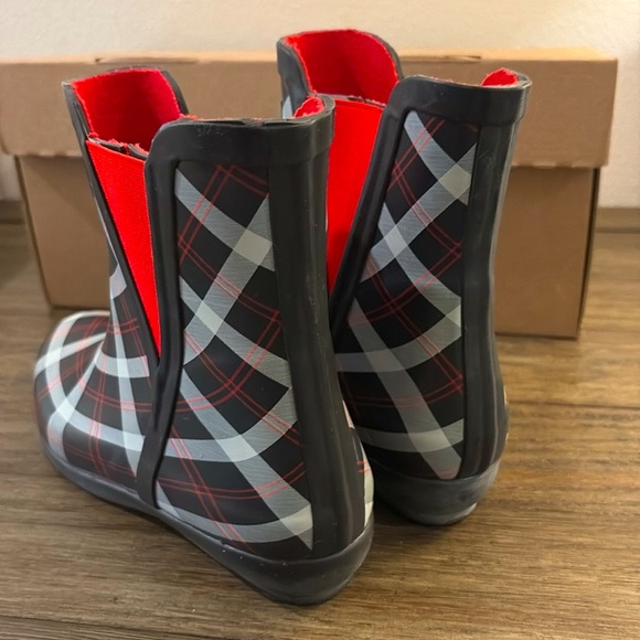 NEW [Charter Club] Cloudburst Black/Red Plaid Stretch Rain Boots Women’s Sz 5.0 - Picture 7 of 12